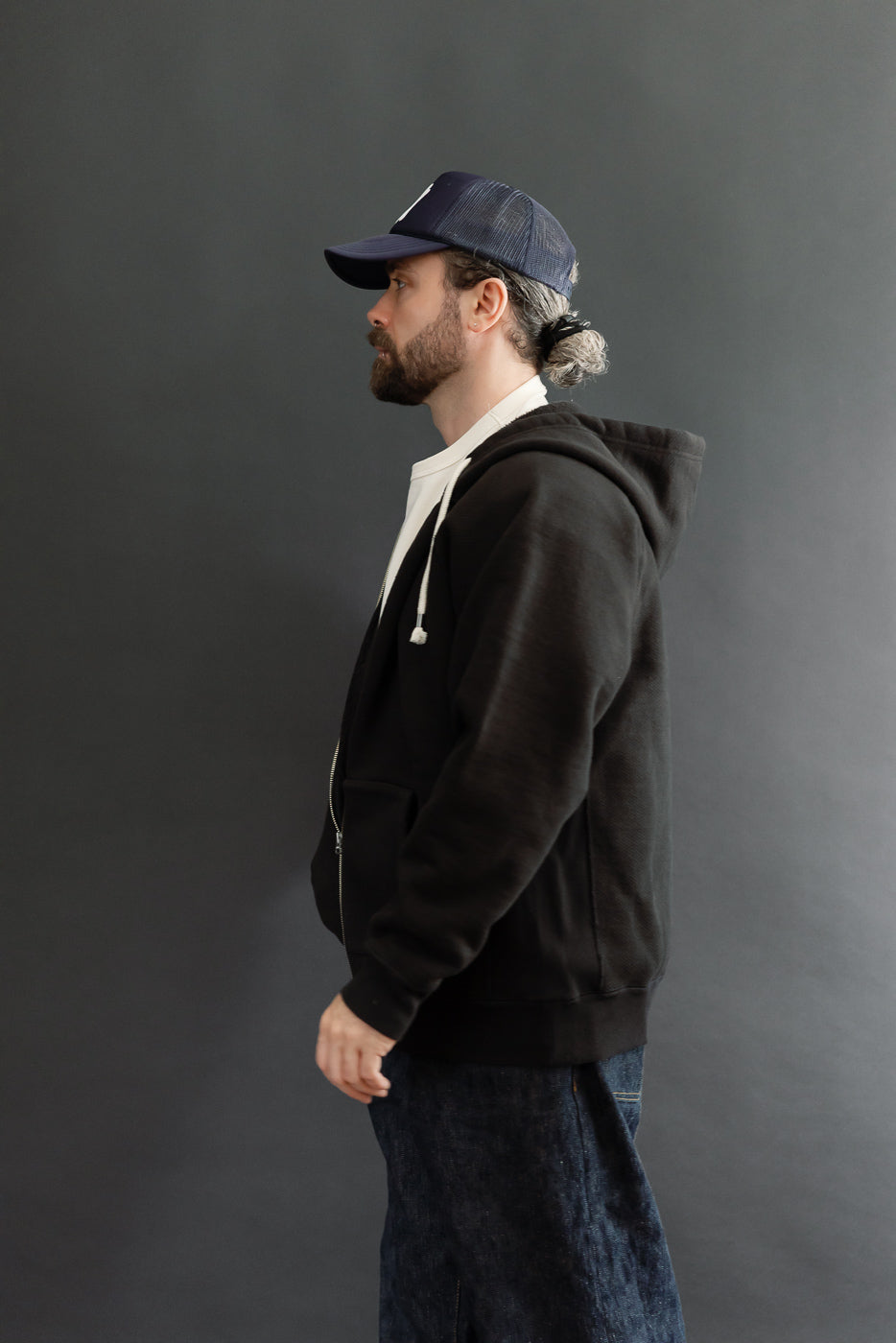 Side profile of male model, 5'9