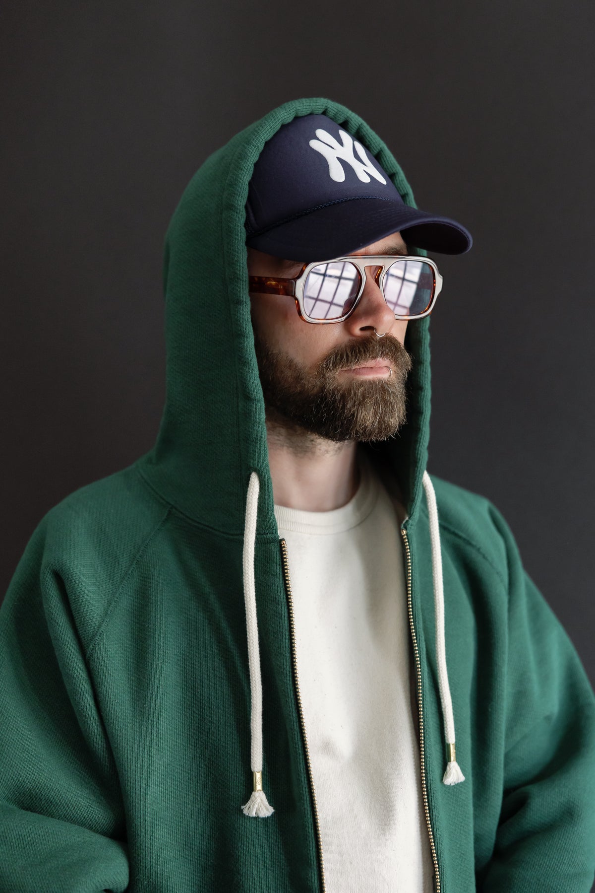 Close-up front view of a male model (5'9