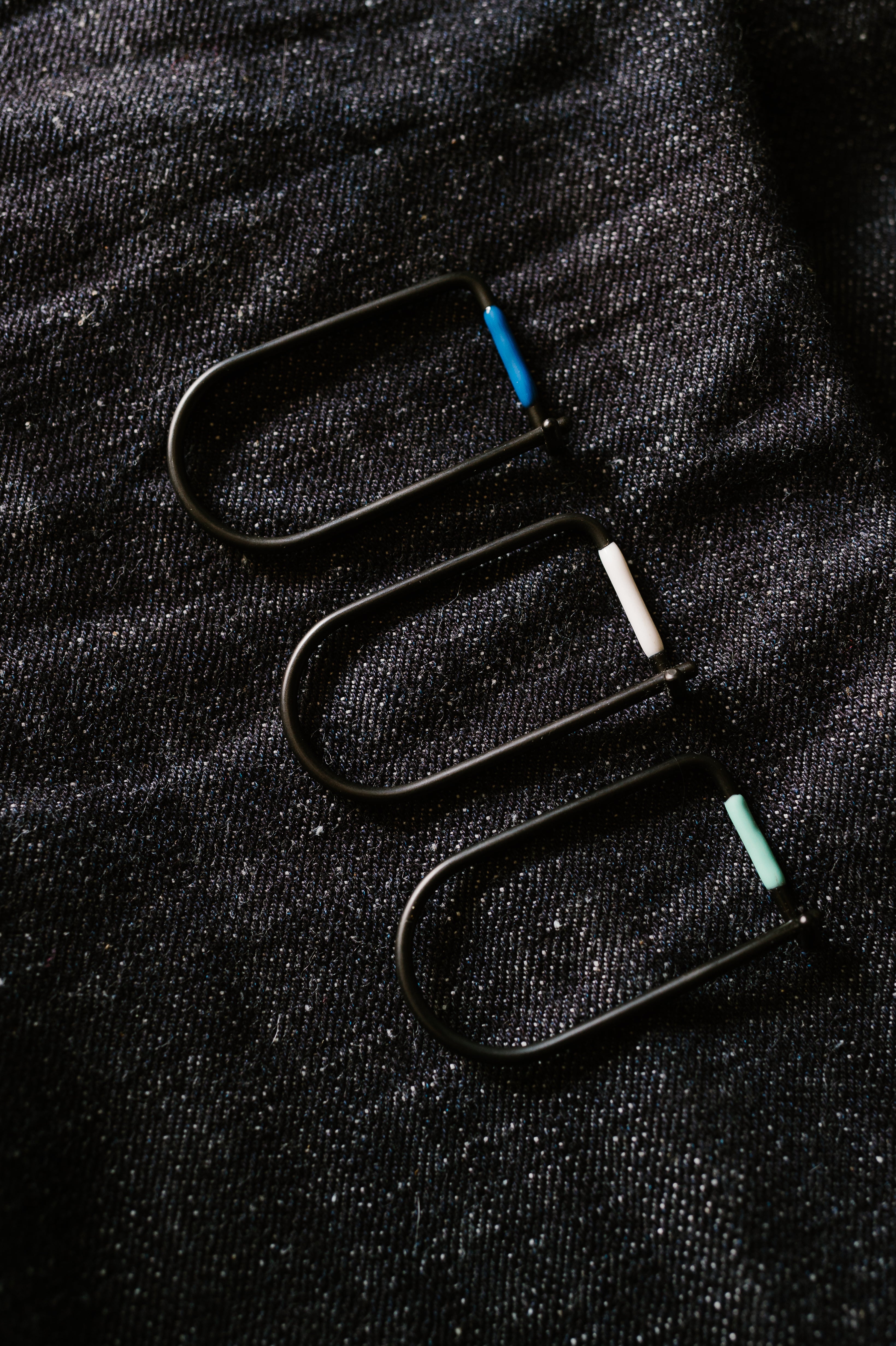 Wilson Keyring - Carbon Black Enameled - White